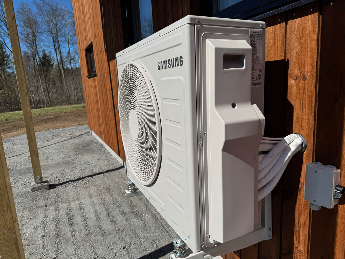 Värmepump installerad av Eoptimerings egna tekniker vid träfasad.