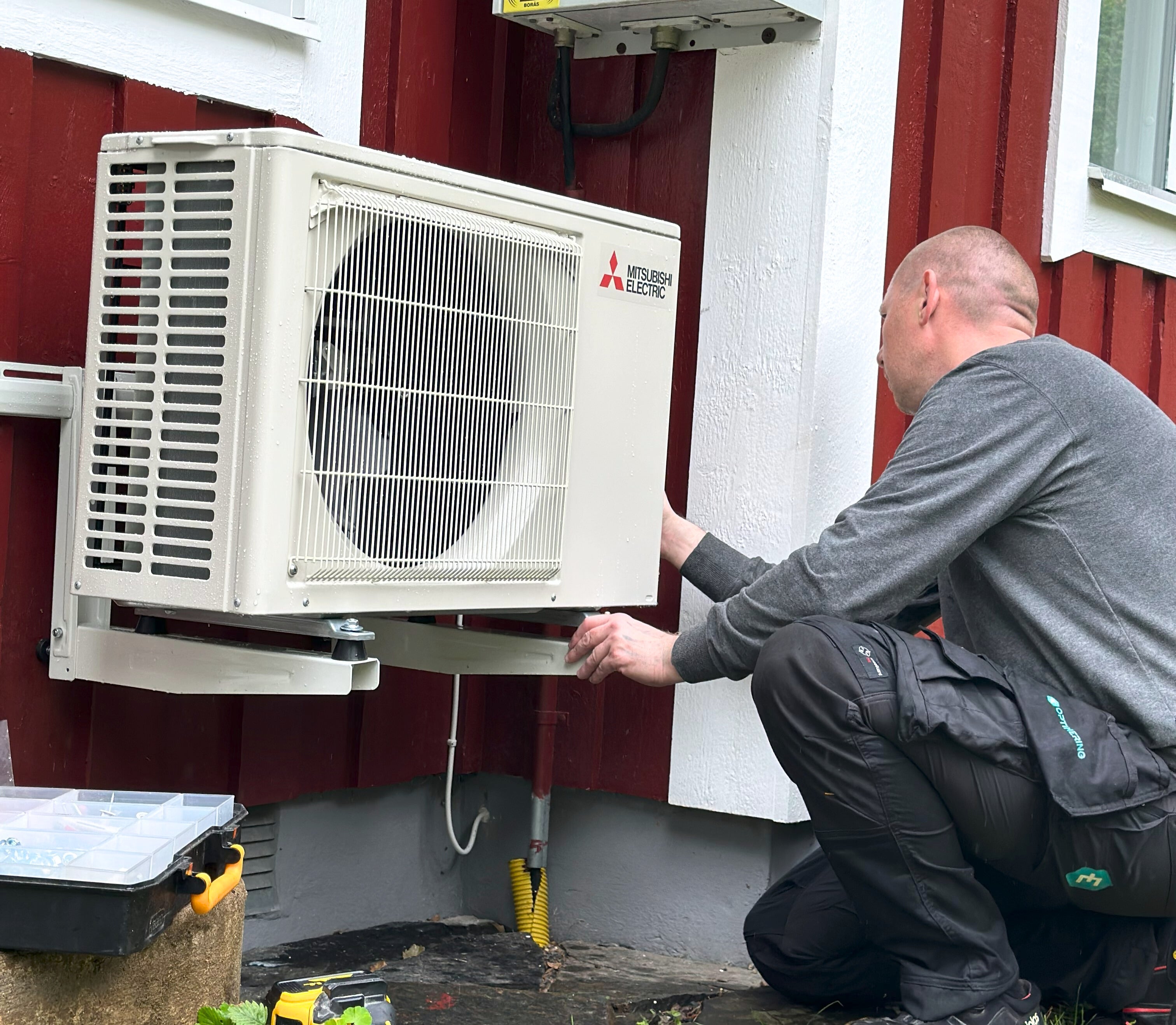 Installation av luftvarmepump av certifierad tekniker Eoptimering.