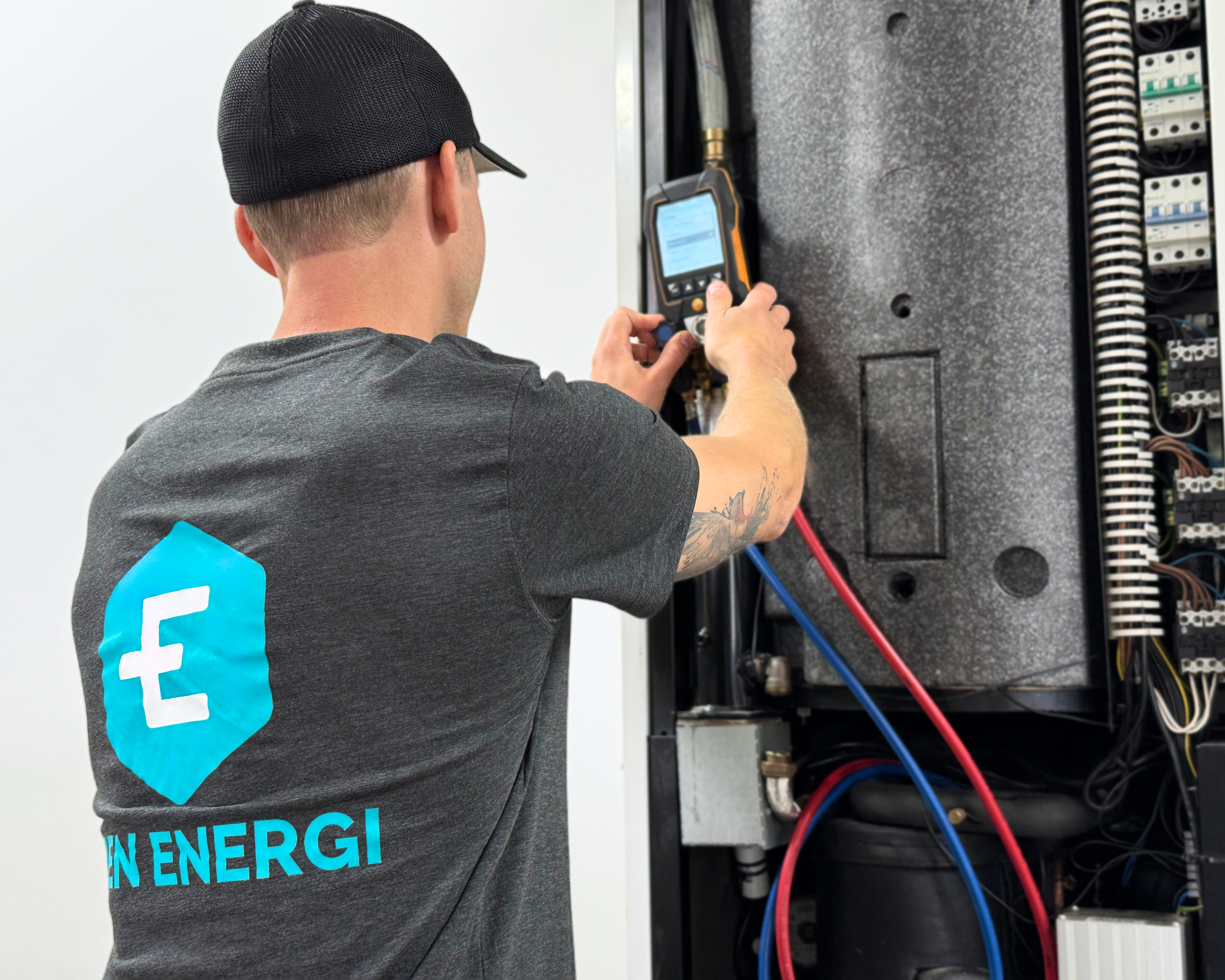 Service av Luft-vatten/Bergvärmepump av certifierad kyltekniker Eoptimering. 